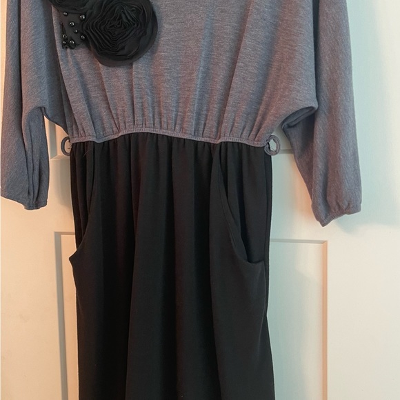 Black and gray dress with Tull and beading detail, pockets and belt eyelets. - Picture 2 of 4